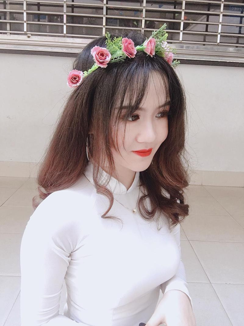 Chưa dừng lại ở đó, sổ hộ khẩu ở địa phương cũng ghi nhầm giới tính của Tùng từ nữ thành nam. Đỉnh điểm là năm 18 tuổi, địa phương gửi giấy khám nghĩa vụ quân sự về tận nhà. Gia đình và nữ sinh Gia Lai này lại rối rít giải thích.