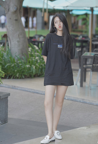 Ngoài sở hữu gương mặt đẹp, hot girl Trung Quốc mới nổi - Trăn Tử còn sở hữu chiều cao lý tưởng và cũng nhờ lợi thế này mà cô "ăn vận" bất cứ bộ thời trang nào cũng khiến nhiều người phải "lác mắt" ngắm nhìn.