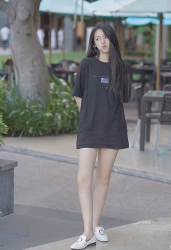 Ngoài sở hữu gương mặt đẹp, hot girl Trung Quốc mới nổi - Trăn Tử còn sở hữu chiều cao lý tưởng và cũng nhờ lợi thế này mà cô "ăn vận" bất cứ bộ thời trang nào cũng khiến nhiều người phải "lác mắt" ngắm nhìn.