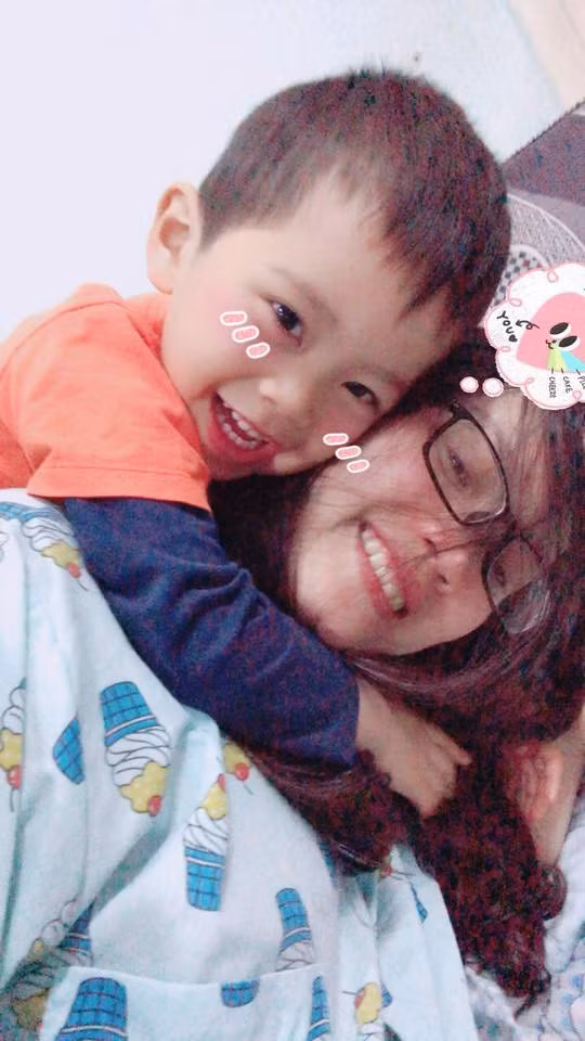 Nhìn những bức ảnh được các bạn trẻ đăng tải, có lẽ rất nhiều người sẽ nhầm lẫn đây là ảnh của cô,chú chụp cùng cháu, thậm chí là bố,mẹ chụp cùng con bởi độ tuổi khá chênh lệch nhau.