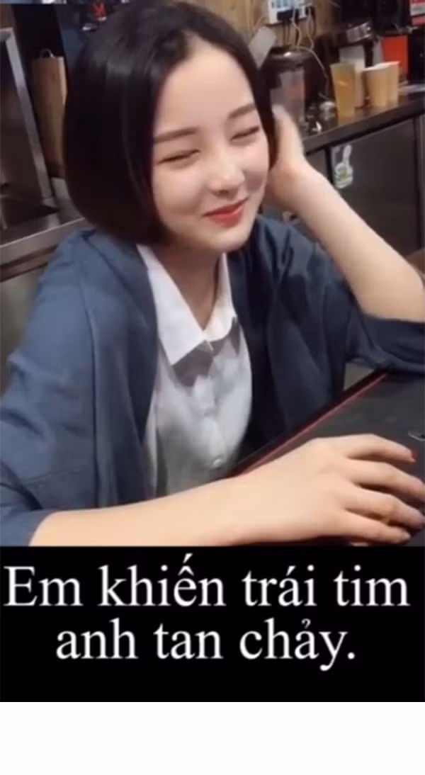 Cũng trong clip, chỉ vì quá xinh đẹp mà nữ nhân viên quán trà sữa bị khách hàng liên tục trêu chọc không chỉ bằng những câu nói ngôn tình mà còn bằng những món quà hết sức bất ngờ.