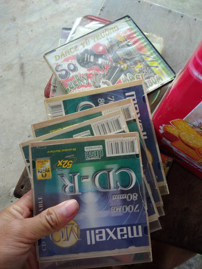 Vậy nên mới có trường hợp nhiều bạn trẻ thời đó phải cắn răng, nhịn ăn sáng để mua đĩa CD nhạc. Quanh đi quẩn lại, chồng đĩa ở nhà đã cao ngất lúc nào không hay.