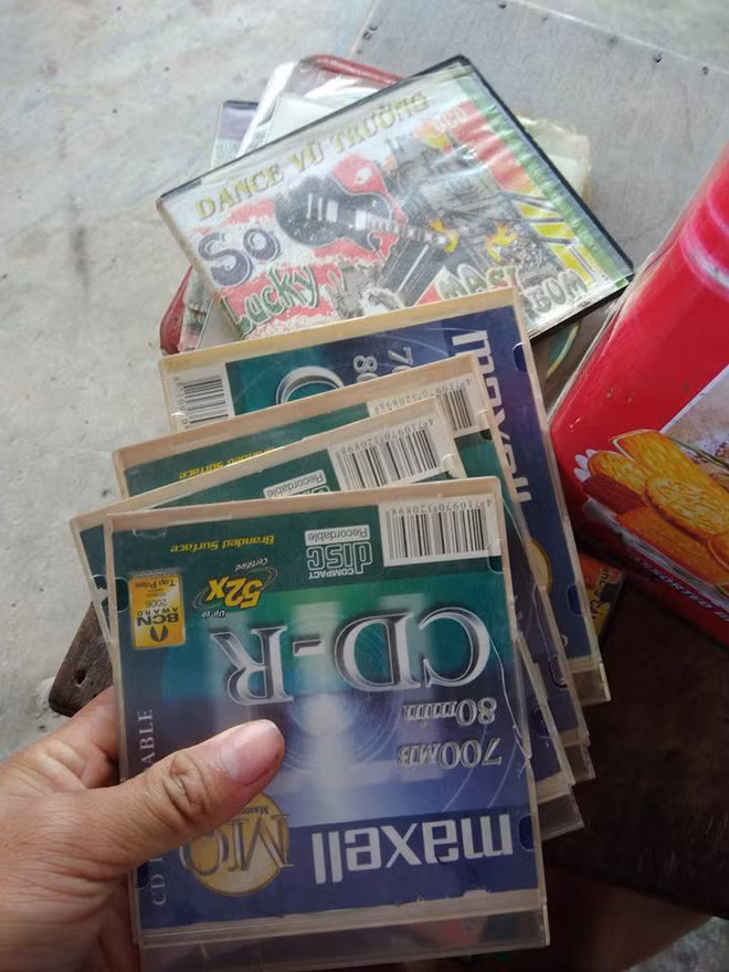 Vậy nên mới có trường hợp nhiều bạn trẻ thời đó phải cắn răng, nhịn ăn sáng để mua đĩa CD nhạc. Quanh đi quẩn lại, chồng đĩa ở nhà đã cao ngất lúc nào không hay.