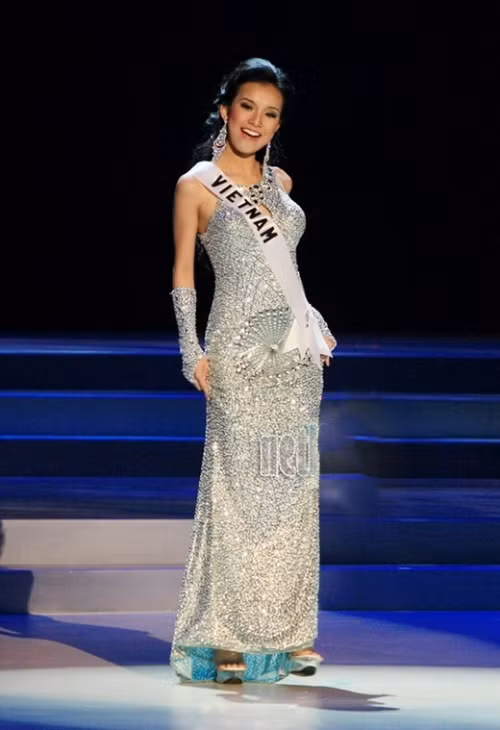 Trang phục dạ hội được thiết kế cho cô là chiếc váy quây ôm phom cổ điển trên nền chất liệu ánh kim. Phần cổ váy được lấy ý tưởng và cách điệu từ cổ áo yếm truyền thống. Thiết kế tăng thêm sự gợi cảm với phần cut-out ở ngực. Bộ trang phục đã góp phần không nhỏ vào thành tích top 15 Miss Universe của Thùy Lâm năm đó. Ngoài ra, cô còn lọt top 10 trang phục truyền thống đẹp nhất cuộc thi.