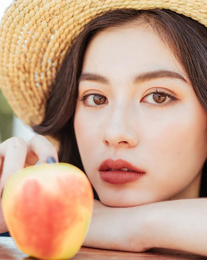 Theo nhận xét của dân mạng, Vi Nguyễn có khuôn mặt rất hài hòa với góc nghiêng thần thánh cùng nụ cười dịu dàng. Đặc biệt, cô nàng người mẫu ảnh này còn có đôi mắt biết nói giúp cô bạn biến hóa với rất nhiều phong cách từ trẻ trung đến sang trọng, gợi cảm.