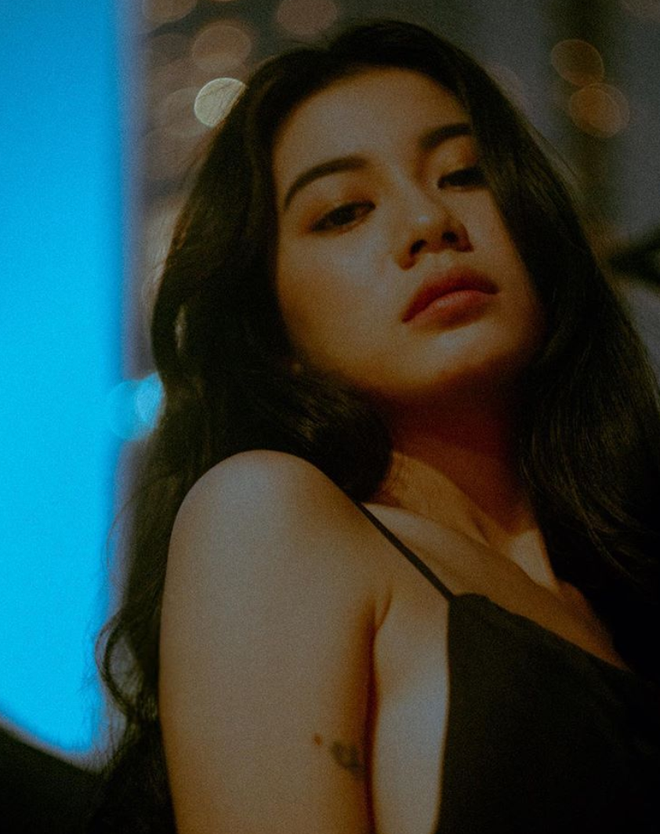 Sở hữu vẻ đẹp mong manh đậm chất "nàng thơ" nhưng lại có đôi mắt với cái nhìn rất mạnh mẽ và sắc sảo Vi Nguyễn ngay lập tức gây mê vạn người và đây cũng là điểm cộng để cô nàng 9X Sài thành này được các thương hiệu thời trang để mắt tới và làm người mẫu ảnh lookbook.