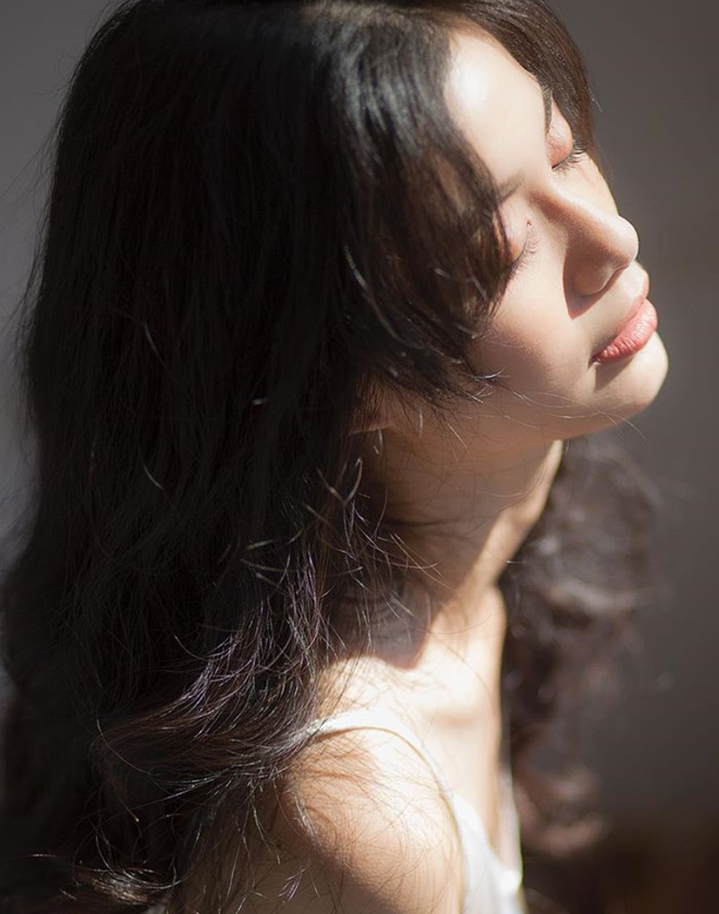 Vi Nguyễn tên thật là Nguyễn Tú Vi (SN 1996) và hiện đang là sinh viên Hoa Sen. Cô nàng "bén duyên" với nghề người mẫu ảnh chỉ mới hơn 1 năm.