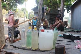 Dạo quanh các fanpage trên mạng xã hội, ngoài những hình ảnh phải lấy xô chậu, chai lọ để trữ nước sinh hoạt, nhiều dân mạng còn để lại những dòng than thở khiến người đọc cảm thấy khó chịu không kém.