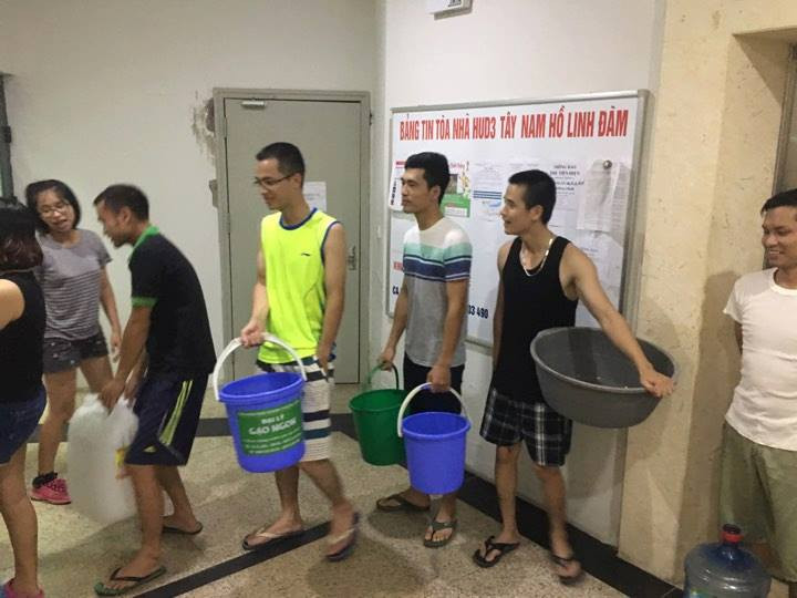 Cảnh xếp hàng lấy nước sinh hoạt của một số người dân sinh sống tại khu chung cư Nam hồ Linh Đàm.