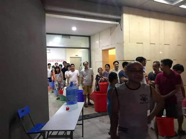 Hình ảnh xếp hàng lấy nước của người dân chung cư.