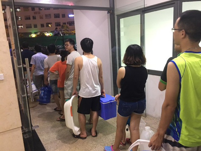 Tưởng rằng chuyện mất nước chỉ còn trong hoài niệm của nhiều người dân Hà Nội thời bao cấp nhưng ngày nay vẫn xảy ra.