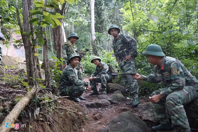 Bản tin của Truyền hình Quốc phòng Việt Nam phát lúc 18h tối 18/10 cho biết: "lực lượng tìm kiếm đã phát hiện đuôi máy bay trực thăng bị nạn và khoanh vùng được địa điểm máy bay rơi. Nhưng do trời đang mưa to, đường núi trơn trượt nên dù đã khoanh vùng được tọa độ, đã triển khai được lực lượng tìm kiếm trong khu vực xác định, nhưng hiện vẫn chưa thể tiếp cận được máy bay gặp nạn".