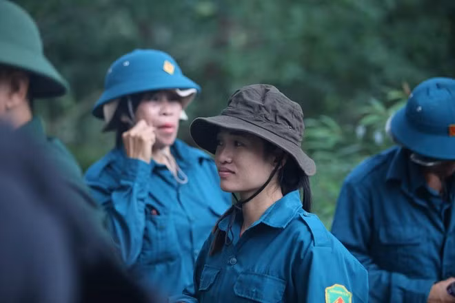 Chị Nguyễn Thị Thu, dân phòng ấp 4, xã Tóc Tiên, huyện Tân Thành, cho biết khu rừng ở khu vực núi Dinh rất hiểm trở và khó đi lại, đặc biệt là trời mưa. Lần này anh em dân quân địa phương gần 20 người sẽ cố gắng hỗ trợ các lực lượng khác tìm kiếm trực thăng.