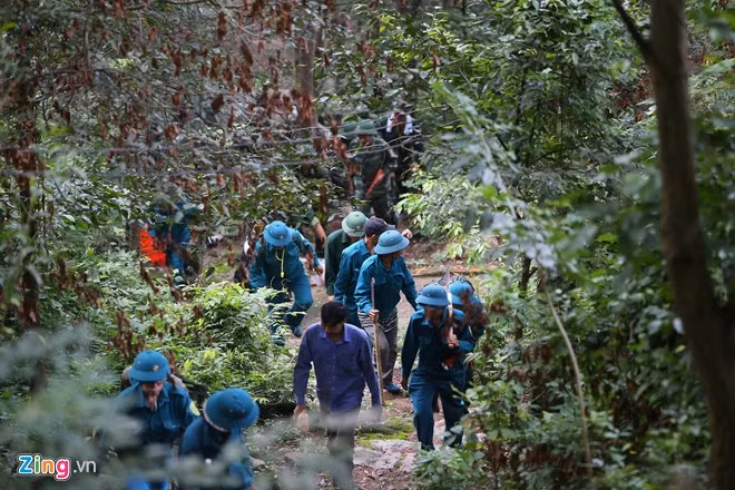 Các lực lượng bắt đầu di chuyển lên ba ngọn núi có dấu hiệu của vị trí trực thăng rơi sáng 18/10. Đi theo đoàn tìm kiếm, ngoài người dân địa phương, dân quân xã, lực lượng biên phòng, bộ đội còn có nhóm các chiến sĩ thông tin phụ trách việc liên lạc, hỗ trợ chỉ đạo của trưởng đoàn. Các nhóm đều mang theo nước uống, bánh mì, đồ ăn để dự phòng công tác tìm kiếm kéo dài.