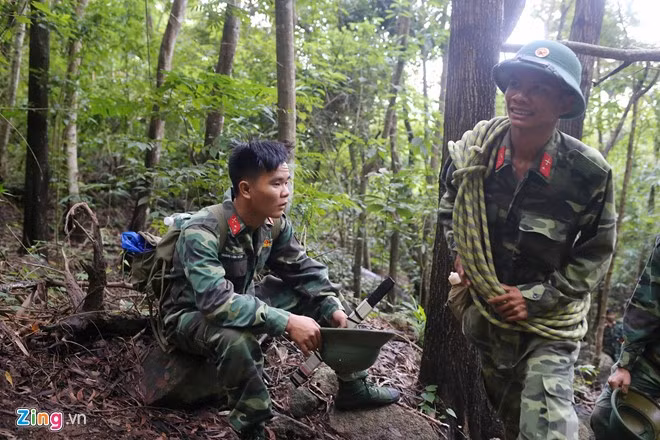 Theo kế hoạch, cán bộ, chiến sĩ chia 4 hướng tiếp cận khu vực được cho là nơi máy bay mất liên lạc. Các điểm xuất phát sáng nay gồm chùa Kim Liên, Núi Trọc, Cầu Sập...