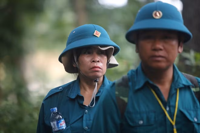 Ông Cư cho biết thời tiết sáng nay tạm ổn, thuận lợi việc tìm kiếm. Trong ngày, có trên 200 cán bộ, chiến sĩ của lực lượng tìm kiếm, cứu nạn thực hiện nhiệm vụ
