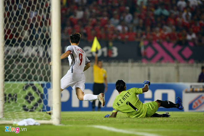 Tình huống gây tranh cãi nhiều nhất tại vòng bảng AFF Cup 2018 là trường hợp của Văn Toàn ở phút 77 trận đấu giữa ĐT Việt Nam và Myanmar. Theo nhiều góc máy, tiền đạo số 9 của Việt Nam chưa việt vị nhưng trọng tài biên vẫn căng cờ báo và cướp đi bàn thắng.