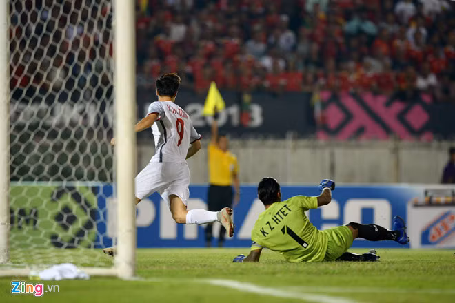 Tình huống gây tranh cãi nhiều nhất tại vòng bảng AFF Cup 2018 là trường hợp của Văn Toàn ở phút 77 trận đấu giữa ĐT Việt Nam và Myanmar. Theo nhiều góc máy, tiền đạo số 9 của Việt Nam chưa việt vị nhưng trọng tài biên vẫn căng cờ báo và cướp đi bàn thắng.