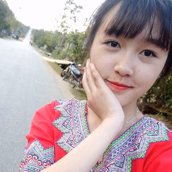 Hot girl dân tộc tên Dung không hề hay biết về sự "nổi tiếng" trên MXH. Đến tận khi lên Facebook, cô bạn mới thấy hình ảnh của mình xuất hiện khắp các Fanpage. Thiếu nữ 10X cảm thấy vô cùng bất ngờ khi nhận được rất nhiều lời mời kết bạn và cả những tin nhắn làm quen "chất" đầy hộp thư Facebook.