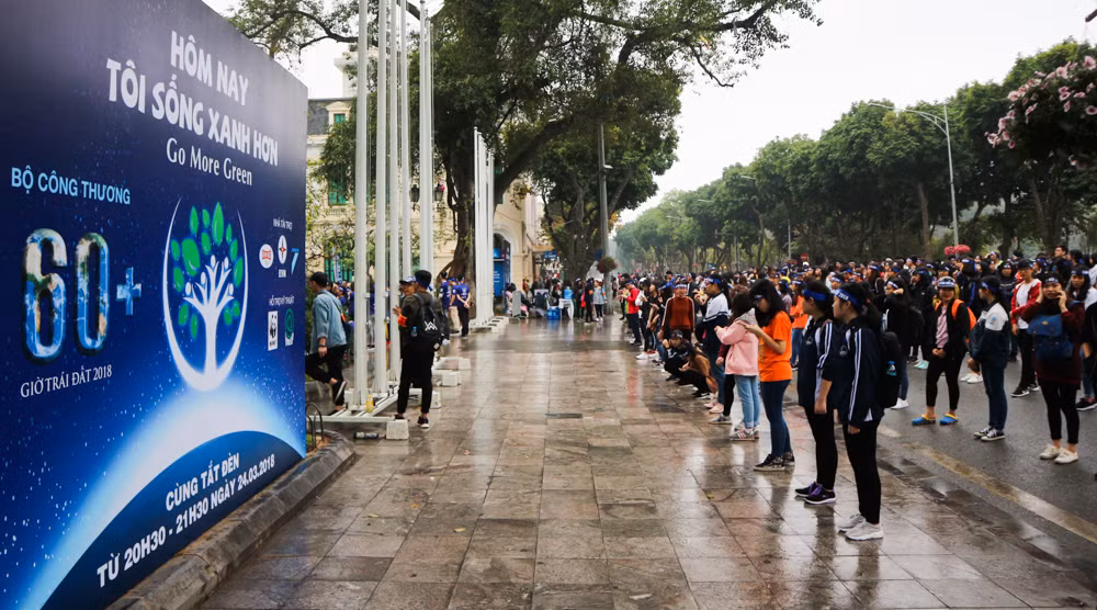 Với khẩu hiệu "Go More Green - Hôm nay tôi sống xanh hơn" chiến dịch Giờ Trái đất 2018 đã chính thức được phát động vào sáng ngày 3/3 tại khu vực tượng đài Lý Thái Tổ thuộc khuôn viên phố đi bộ Hồ Gươm, đã thu hút được rất nhiều sự quan tâm của mọi tầng lớp xã hội, đặc biệt là các bạn trẻ.