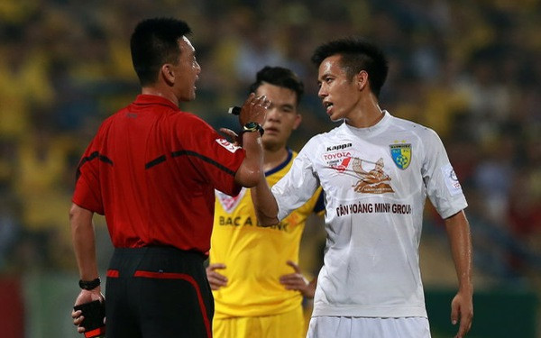 Dù đã trên đỉnh vinh quang nhưng vì lỗi phản ứng không đáng có đã khiến Văn Quyết nhận cái giá đắt.