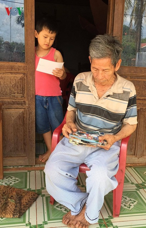 Ông Mai Liệu ở xã Ia Blư, Chư Pưh có con phải bán nhà trả nợ, cháu bỏ học đi làm kiếm tiền phụ giúp gia đình trả nợ.