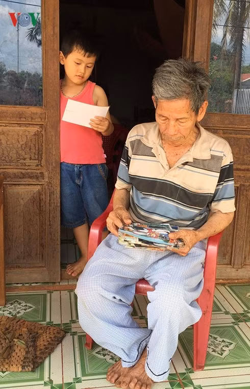 Ông Mai Liệu ở xã Ia Blư, Chư Pưh có con phải bán nhà trả nợ, cháu bỏ học đi làm kiếm tiền phụ giúp gia đình trả nợ.