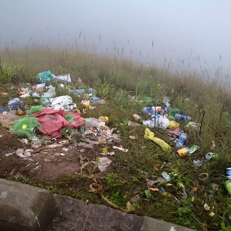 Bên cạnh đó, nickname Nguyễn Ngọc Thắng cũng ghi lại hình ảnh rác thải chồng chất, vứt ngổn ngang tại điểm du lịch Bình Liêu khiến không ít người tỏ ra bức xúc.