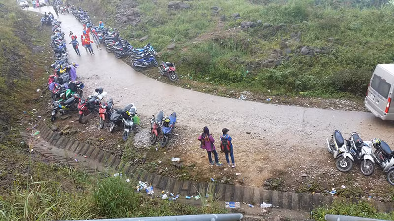 Nickname Lộc Nguyễn có chia sẻ: "Mình lặn lội từ Hà Nội đến đây chơi vì nghe bạn bè bảo cảnh quan ở đây đẹp mà còn hoang sơ lắm. Háo hức đến xong bắt gặp những đống rác thải vứt đầy đường đi khiến mình thấy bức xúc vô cùng".