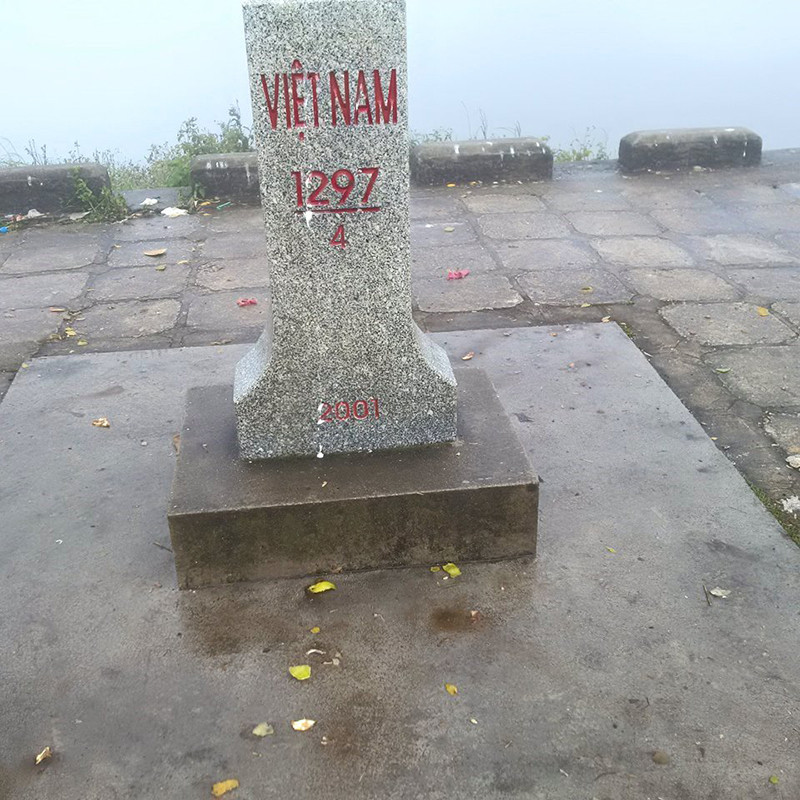 Cụ thể, trên trang cá nhân của mình nickname Nguyễn Ngọc Thắng đã chia sẻ dòng cảm xúc: "Quá buồn với ý thức của một số bạn, mang đồ ăn đến nhưng lại không dọn dẹp rác thải sau khi sử dụng, biến cột mốc quốc gia thành bãi rác thế này đây".