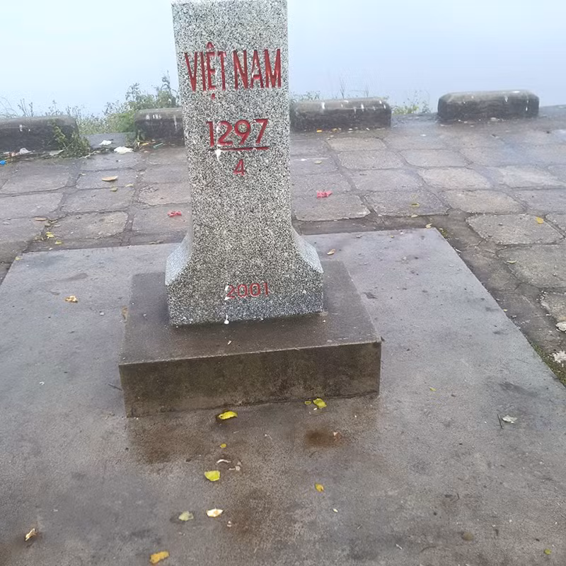 Cụ thể, trên trang cá nhân của mình nickname Nguyễn Ngọc Thắng đã chia sẻ dòng cảm xúc: "Quá buồn với ý thức của một số bạn, mang đồ ăn đến nhưng lại không dọn dẹp rác thải sau khi sử dụng, biến cột mốc quốc gia thành bãi rác thế này đây".