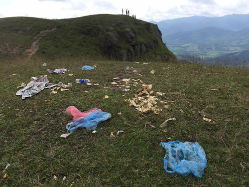 Còn nickname Vân Phạm bày tỏ: "Đừng biến điểm du lịch hoang sơ như Bình Liêu thành bãi rác. Không biết ý thức mọi người để đâu nữa. Cứ thế thì bao giờ du lịch nước mình mới phát triển được đây".