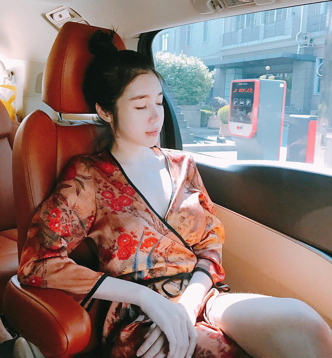 Không thường xuyên chia sẻ ảnh đồ hiệu lên các trang cá nhân nhưng bất kỳ ai hâm mộ cô nàng cũng đều biết rằng những món đồ được "đắp" lên người Elly đều đắt tiền và đến từ các thương hiệu nổi tiếng thế giới. Ngoài ra, cô nàng này cũng thường xuyên di chuyển bằng "xế" riêng đắt tiền cũng như đi du lịch khá nhiều nơi cùng các con của mình. Chính những điều này mà Elly bỗng chốc trở thành hot mom được yêu thích nhất.