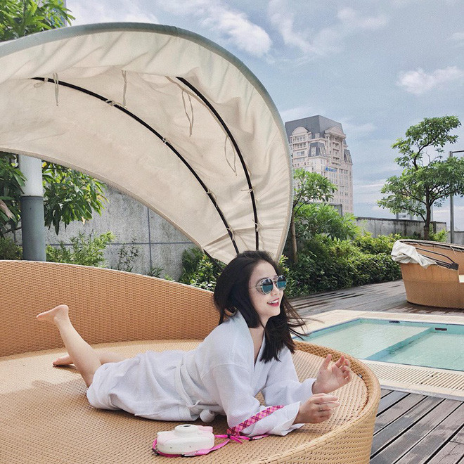 Nam Thương và Ba Duy đã kết hôn cách đây không lâu và kết quả cho chuyện tình đẹp ngọt ngào này là bé Đậu. Tuy đã là mẹ 1 con nhưng Nam Thương vẫn trẻ trung như thuở mới được chú ý.