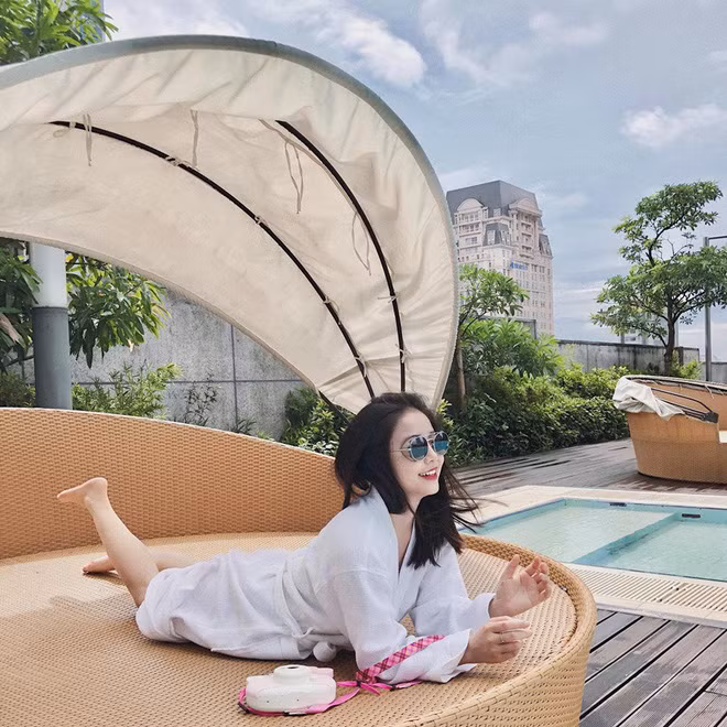 Nam Thương và Ba Duy đã kết hôn cách đây không lâu và kết quả cho chuyện tình đẹp ngọt ngào này là bé Đậu. Tuy đã là mẹ 1 con nhưng Nam Thương vẫn trẻ trung như thuở mới được chú ý.