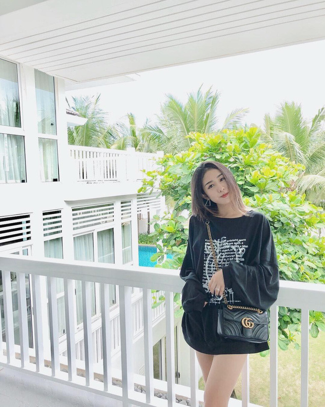 Ngoài kinh doanh, Trang Lou còn mở kênh Youtube chia sẻ cách nuôi dạy con đến với các mẹ bỉm sữa khác nên lại càng có thêm nguồn thu nhập. Dù đã là mẹ 1 con nhưng phong cách thời trang của Trang Lou vẫn rất trẻ trung và hiện đại.