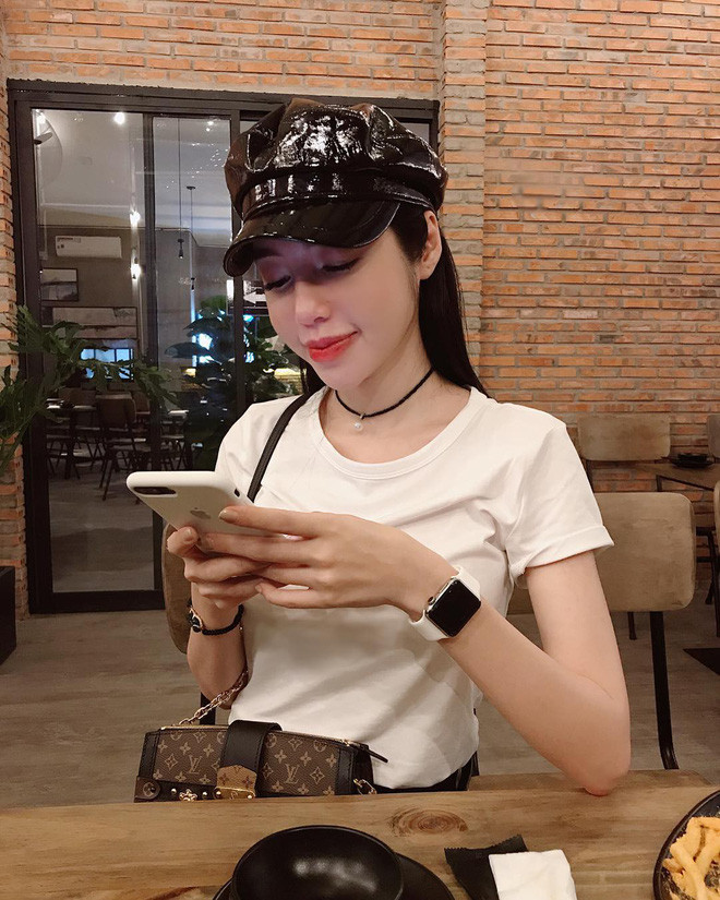 Elly Trần là hot girl được rất nhiều bạn trẻ yêu mến bởi gương mặt xinh xắn, thanh thoát hệt như nữ sinh vào năm 2010. Rồi bẵng đi 1 thời gian, người ta thấy cô mất tích và đột ngột trở lại với công bố sinh con và trở thành Rich Mom vạn người mê.