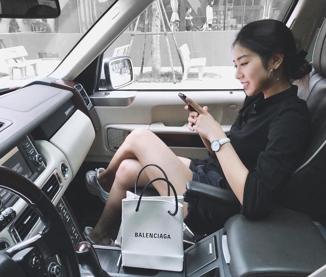 Không lâu sau khi Trang Lou và Tùng Sơn chính thức kết hôn và sinh con. Đến nay, Trang Lou đã trở thành bà mẹ trẻ 1 con được rất nhiều người yêu mến.