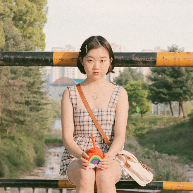  Thiếu nữ Hàn Quốc có tên Kim Yunji (sinh năm 1998) là một trong những điển hình của con gái mặt tròn tóc ngắn xinh đẹp gây mê cho dân mạng.