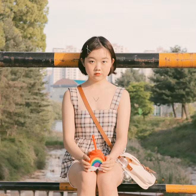  Thiếu nữ Hàn Quốc có tên Kim Yunji (sinh năm 1998) là một trong những điển hình của con gái mặt tròn tóc ngắn xinh đẹp gây mê cho dân mạng.