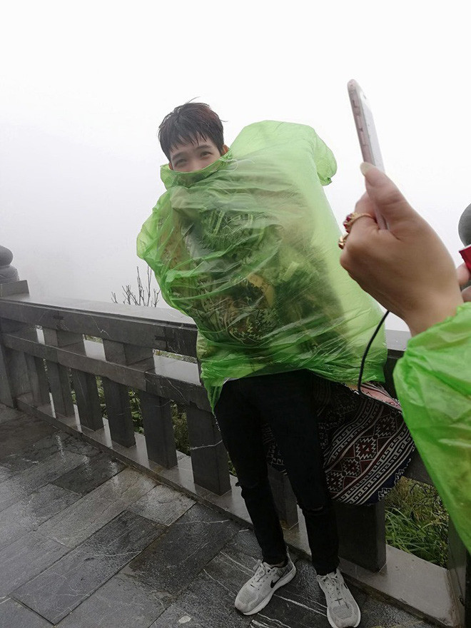 Nickname P.H.T bình luận: "Đường đi ở Fansipan lúc mưa trơn lắm mà bạn vẫn cố đi à, phục thật đấy. Mình mưa thế là chịu luôn ở khách sạn nghỉ ngơi còn thích hơn".