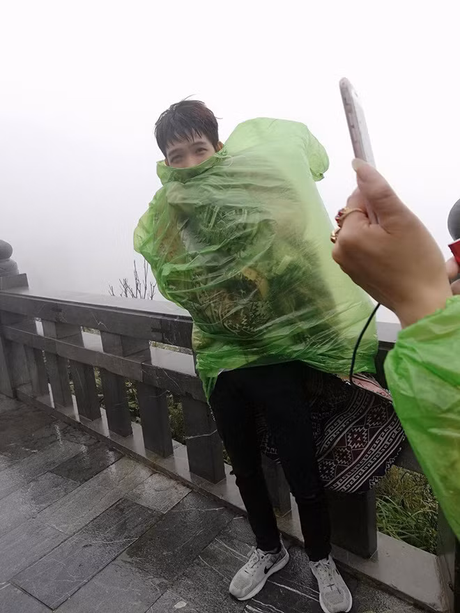 Nickname P.H.T bình luận: "Đường đi ở Fansipan lúc mưa trơn lắm mà bạn vẫn cố đi à, phục thật đấy. Mình mưa thế là chịu luôn ở khách sạn nghỉ ngơi còn thích hơn".