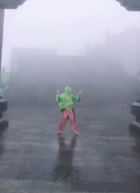 Mới đây trên MXH, clip du lịch Fansipan, Sapa của một cô bạn đang được lan truyền chóng mặt trên MXH. Điều đáng chú ý trong clip này đó là trong khi hừng hực khí thế chinh phục nóc nhà Đông Dương xong đến nơi thì dường như trời không chiều lòng người mưa gió liên tục bao vây cô bạn.