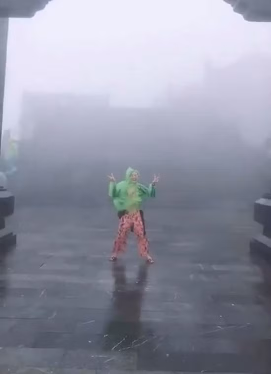 Mới đây trên MXH, clip du lịch Fansipan, Sapa của một cô bạn đang được lan truyền chóng mặt trên MXH. Điều đáng chú ý trong clip này đó là trong khi hừng hực khí thế chinh phục nóc nhà Đông Dương xong đến nơi thì dường như trời không chiều lòng người mưa gió liên tục bao vây cô bạn.