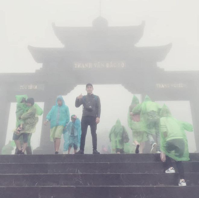 Dù biết là không nên cười trên nỗi đau của người khác nhưng đa phần các dân mạng đều không thể nhịn cười với "tai nạn" khi đi Fansipan của cô gái trong clip.