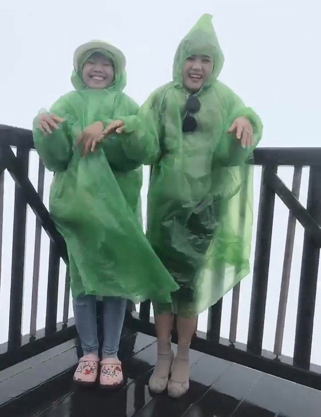 Đúng là nỗi đau này có chừa ai ra đâu? Mưa thì mình vẫn phải đi là hoàn cảnh mà nhiều bạn trẻ đã từng gặp phải trong chuyến du lịch của mình.