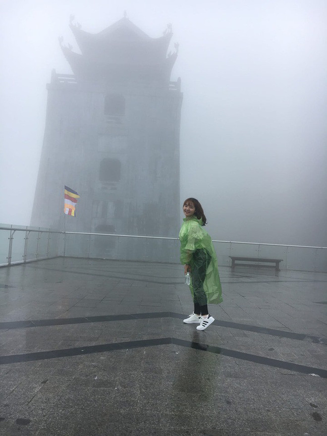 Còn nickname Minh Chau Bui cho hay: "Y hệt mình, cả nhà đi đúng đợt mưa cả 3 ngày liền, cứ mặc áo mưa tạo dáng thôi".