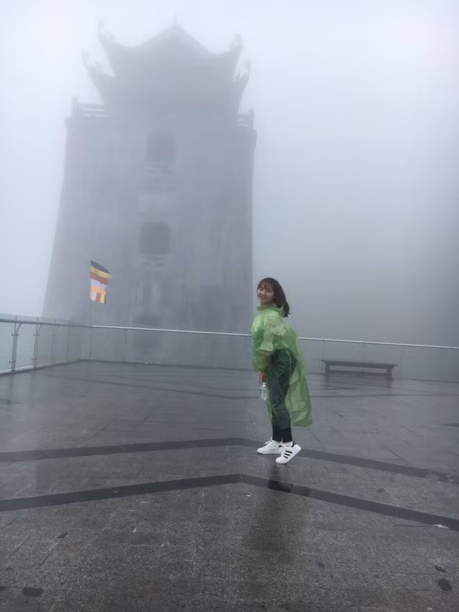 Còn nickname Minh Chau Bui cho hay: "Y hệt mình, cả nhà đi đúng đợt mưa cả 3 ngày liền, cứ mặc áo mưa tạo dáng thôi".