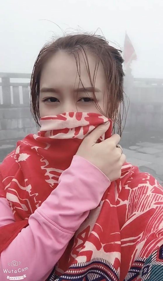 Như được cởi tấm lòng khi du lịch ngày mưa gió, cư dân mạng đã góp vui cho khổ chủ bằng hàng loạt khoảnh khắc đi du lịch mắc mưa.