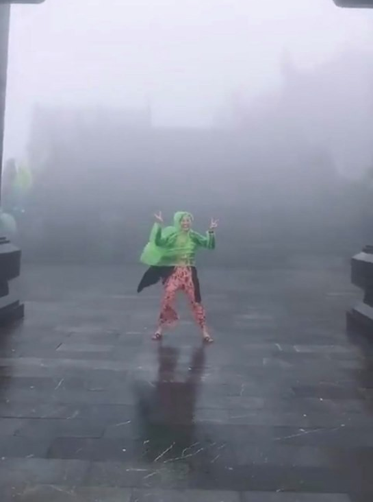 Tuy nhiên, không chịu khuất phục trước thời tiết, cô bạn vẫn cố gắng tạo dáng chụp ảnh dù mưa gió liên tục táp vào mặt khiến không thể nhận ra hình hài.